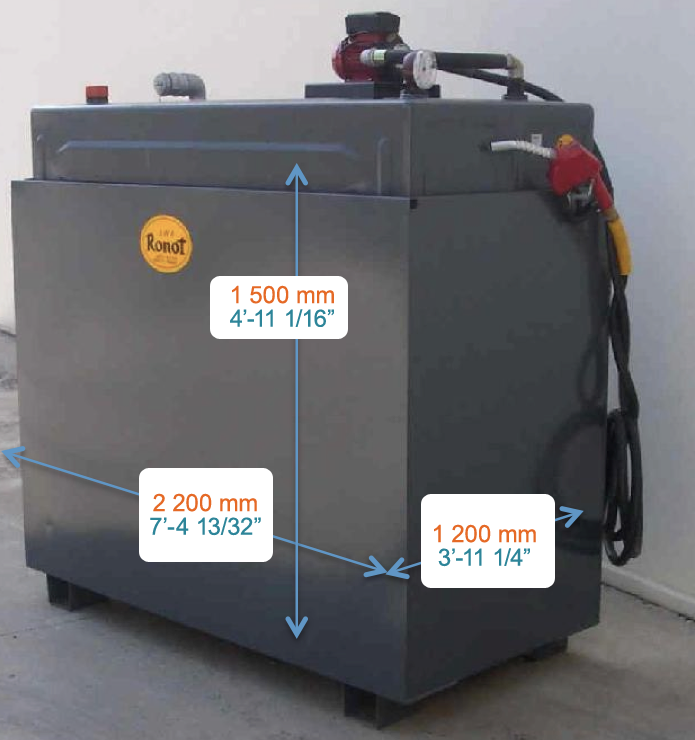 Photographie d’une cuve à carburant avec les mesures (longueur, largeur, hauteur) indiquées en millimètres et en pieds et pouces.